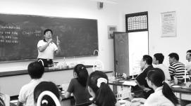落實(shí)新課標(biāo)，教師要超越“教書(shū)”走向“育人”